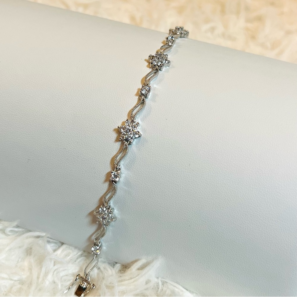 Gorgeous 925 silver CZ costume bling tennis bracelet​ - Picture 8 of 8